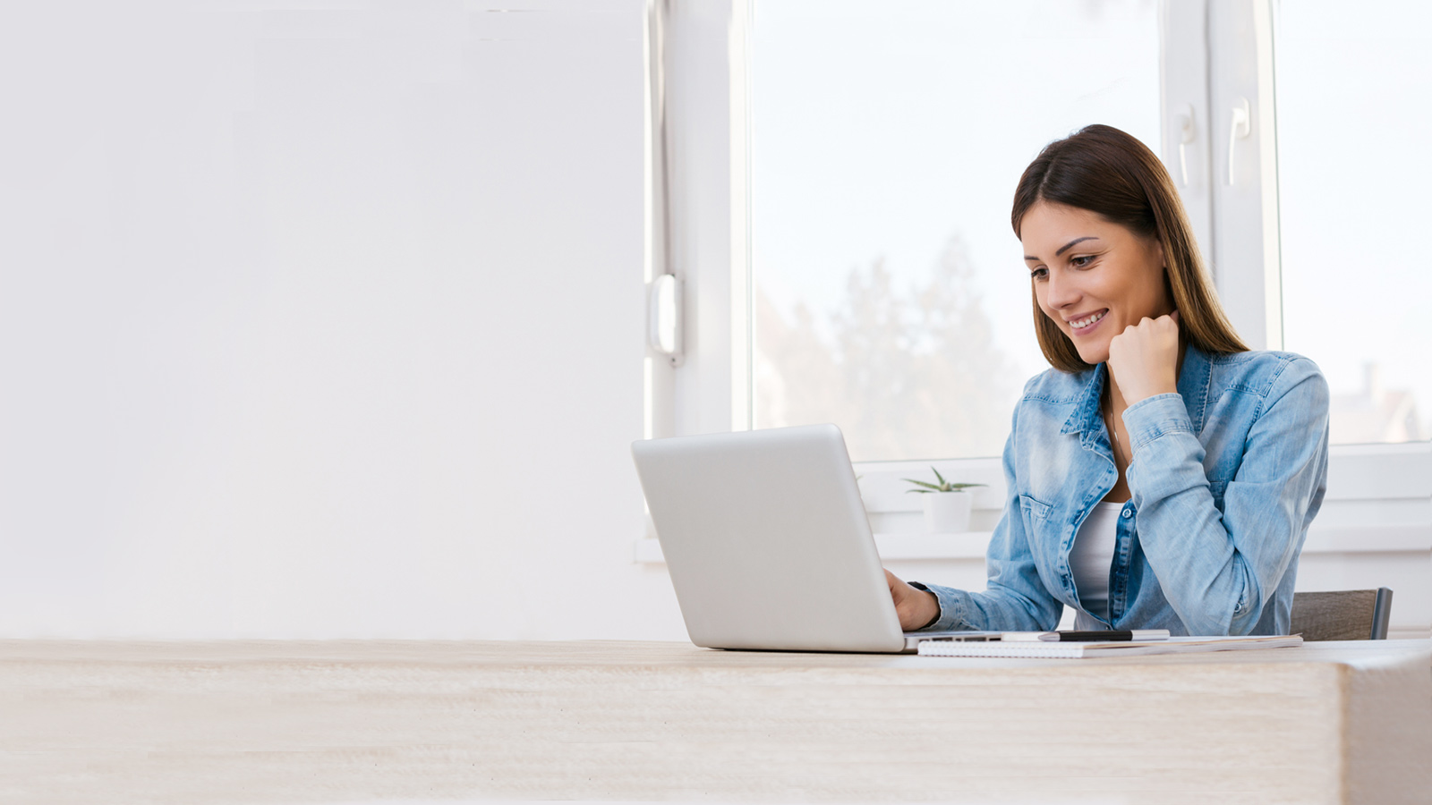 Mujer utilizando una laptop