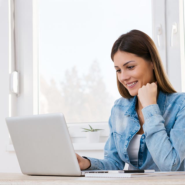 Mujer utilizando una laptop